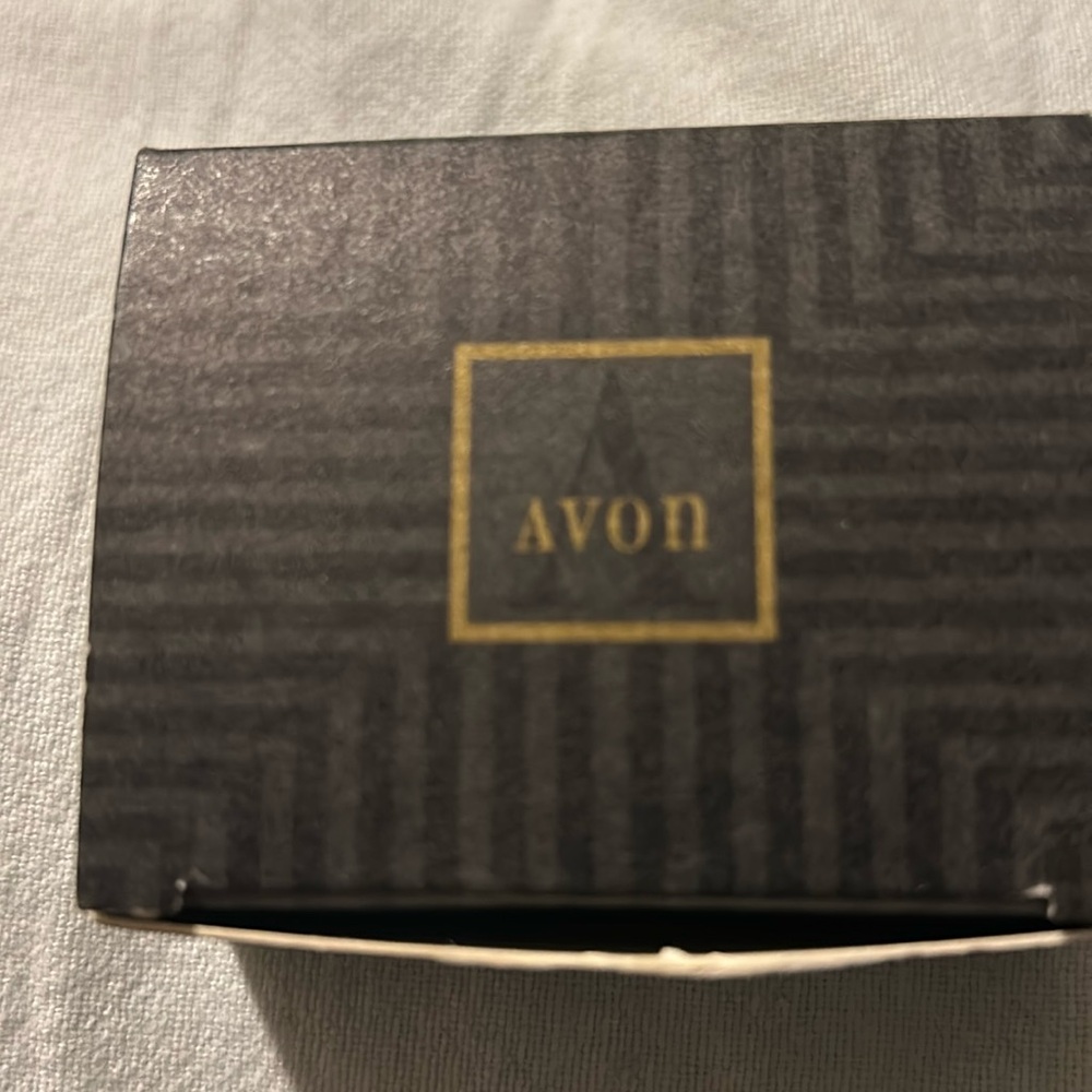 AVON new in box Enchanted Lovebirds Ankle Bracelet large. Gold tone.